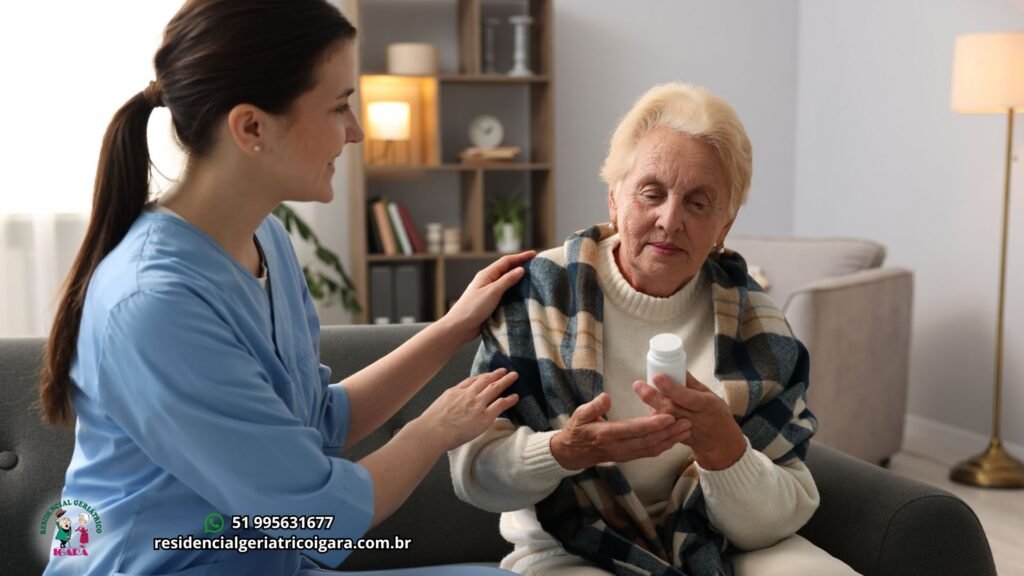 Assistência geriátrica em Canoas: a importância do suporte profissional 24h 1 Residencial senior em Canoas Uma enfermeira atendendo uma senhora no Residencial geriatrico Igara em Canoas. assistência geriátrica em Canoas