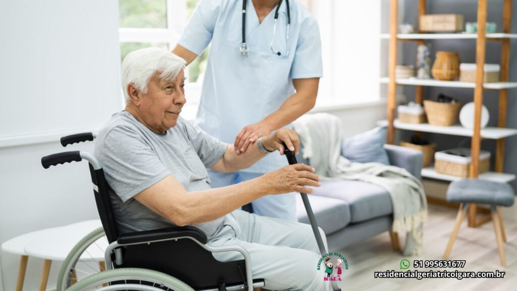 Senhor em uma cadeira de rodas recebendo atendimento de uma enferemeira. reabilitação de idosos em Canoas