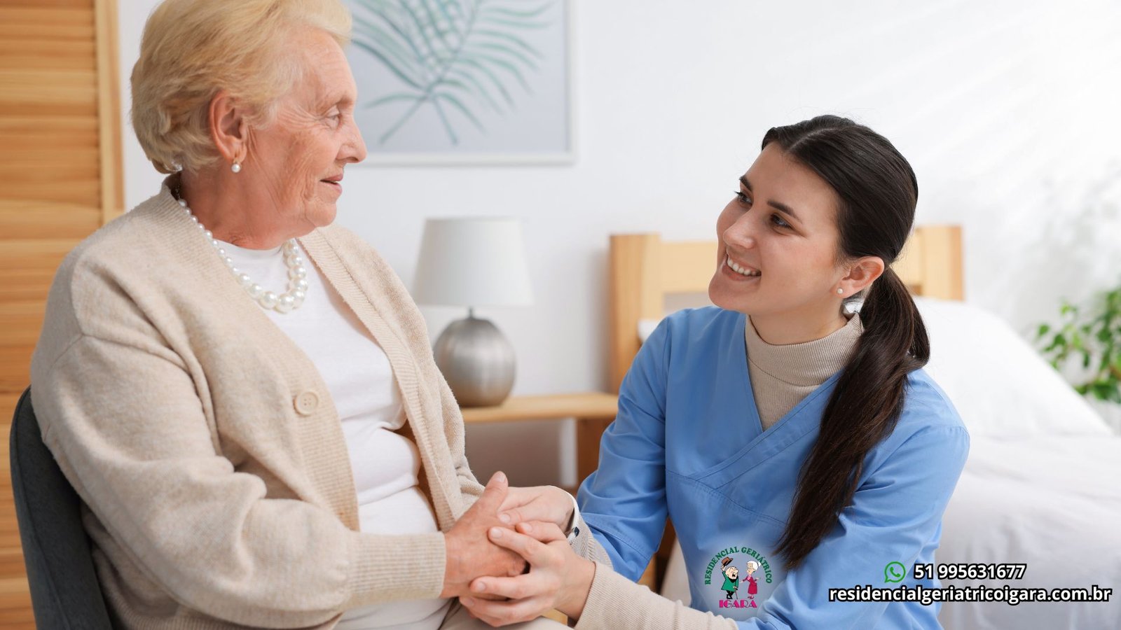 Casa geriátrica em Canoas - Enfermeira conversando com uma residente do lar de idosos e residencial geriátrico igara- ansiedade nos idosos é uma condição clínica que, embora frequente, muitas vezes é mascarada por outras queixas físicas ou confundida com o temperamento natural do envelhecimento.