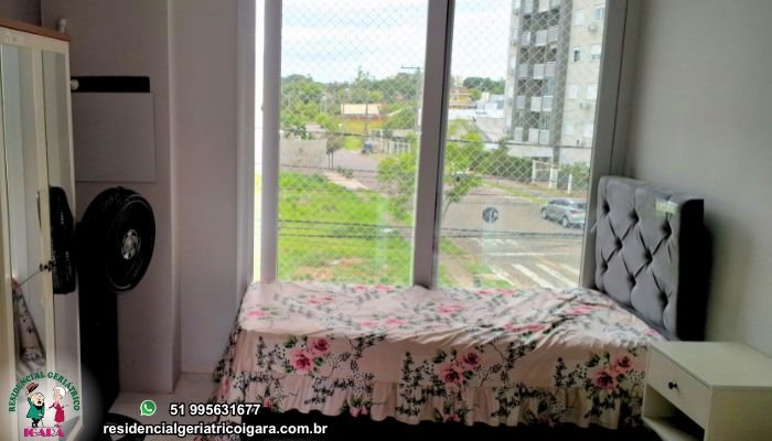 Quarto arejado e iluminado com vista para o bairro Igara em residencial para idosos e casa do idoso. Fotos casa de repouso canoas, lar do idoso canoas.