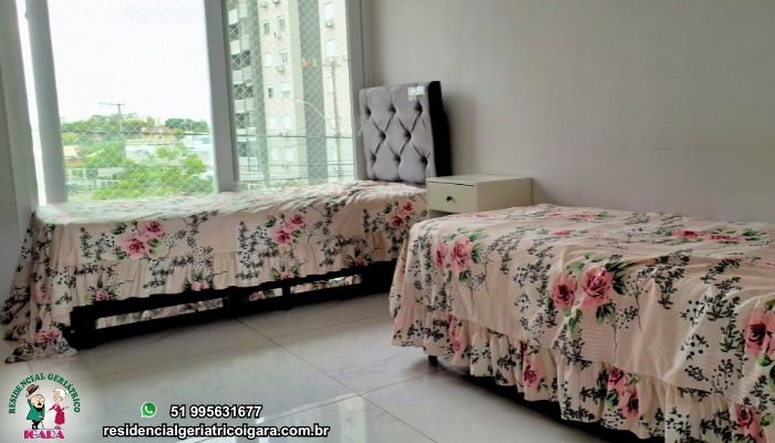 Quarto arejado e iluminado com vista para o bairro Igara em residencial para idosos e casa do idoso.