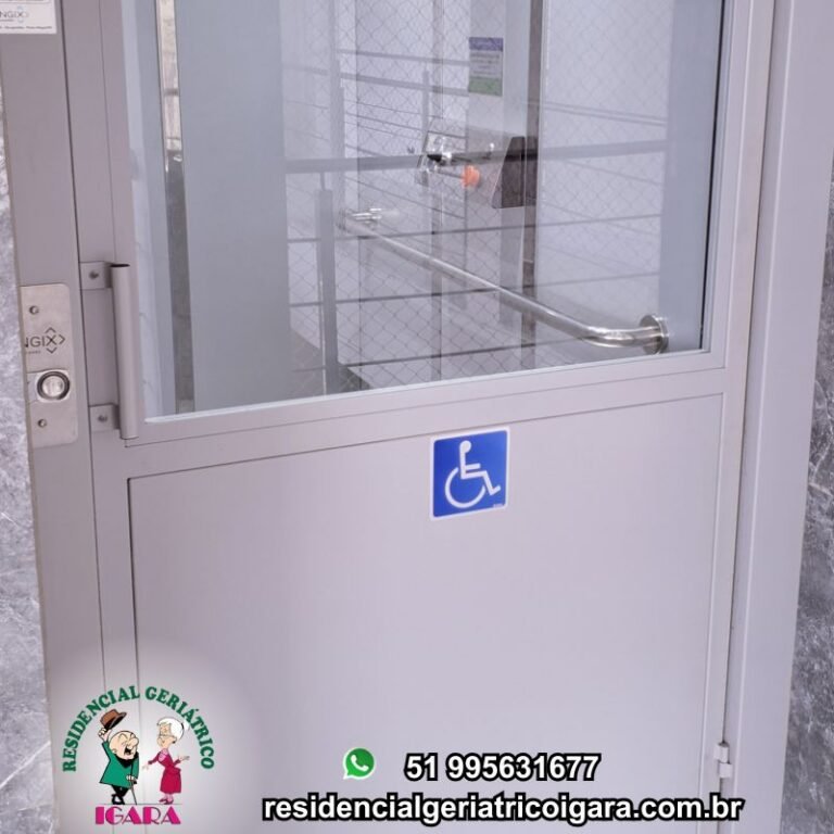 Corredor amplo com corrimão e elevador acessível para cadeirantes em residencial para idosos e clinica de repouso. Fotos casa de repouso canoas, lar do idoso canoas.
