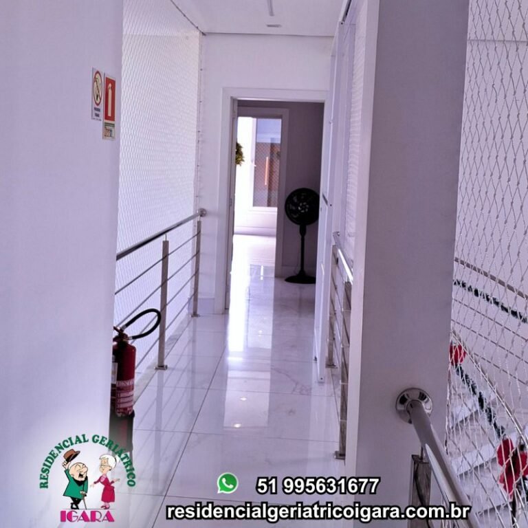 Corredor amplo com corrimão e elevador acessível para cadeirantes em residencial para idosos e clinica de repouso. Fotos casa de repouso canoas, lar do idoso canoas.