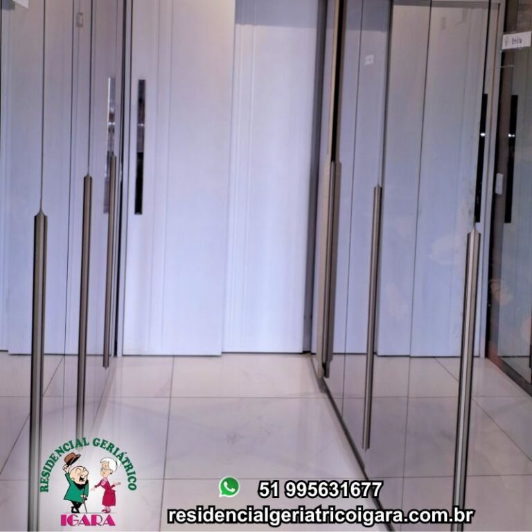 Corredor de armários espelhados modernos com identificação de nome em residencial geriátrico de alto padrão em Canoas. Closet espelhado de alto padrão com acesso aos banheiros adaptados: organização e supervisão completa na hora do banho. Fotos lar de idoso em Canoas